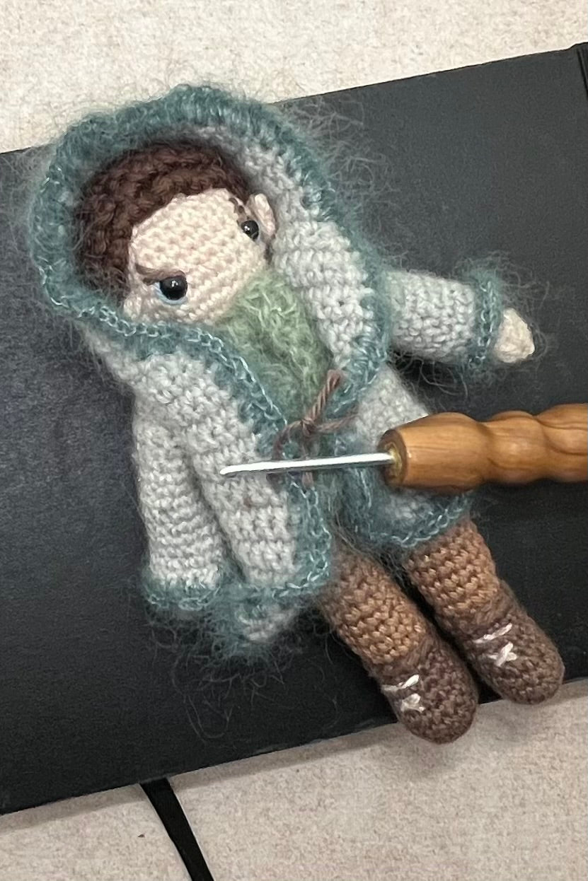 Inuit-Elf Yuri | Detaillierte Miniatur-Häkelanleitung (DE/EN)