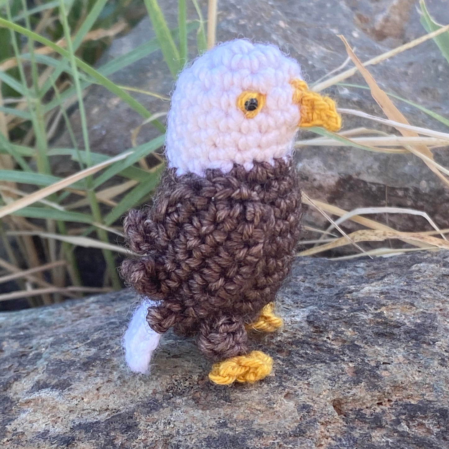 Weißkopfseeadler Liam sitzend | Detaillierte Miniatur-Häkelanleitung (DE/EN)