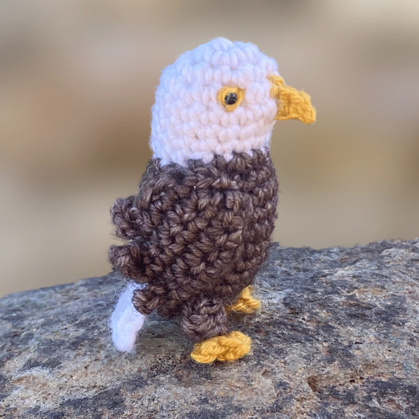 Weißkopfseeadler Liam sitzend | Detaillierte Miniatur-Häkelanleitung (DE/EN)