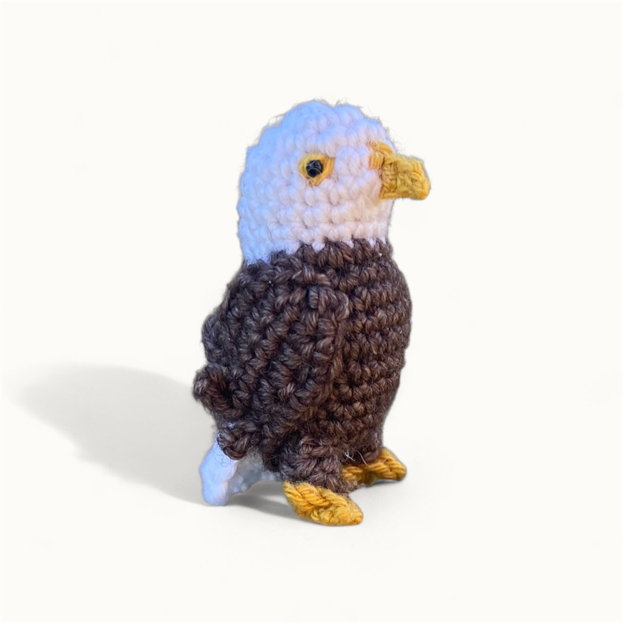 Weißkopfseeadler Liam sitzend | Detaillierte Miniatur-Häkelanleitung (DE/EN)