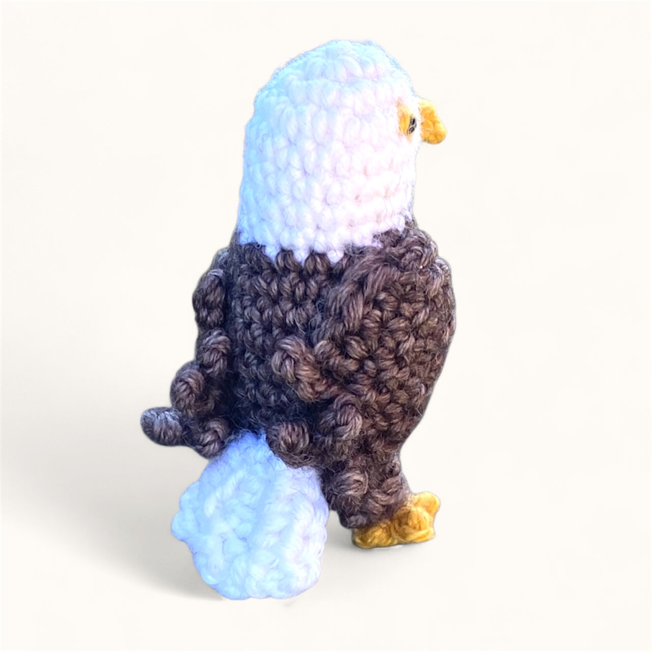 Weißkopfseeadler Liam sitzend | Detaillierte Miniatur-Häkelanleitung (DE/EN)