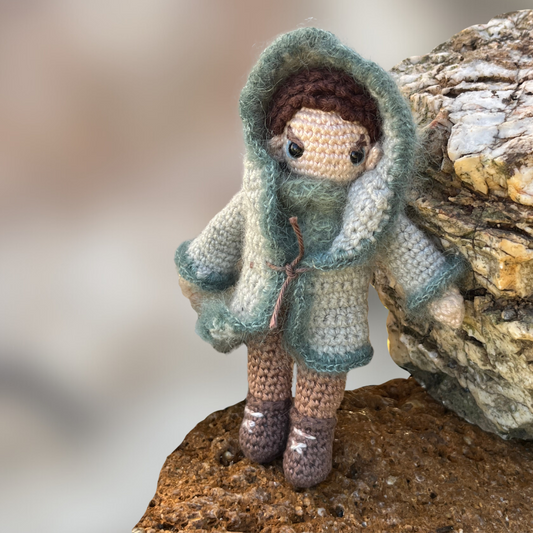 Inuit-Elf Yuri | Detaillierte Miniatur-Häkelanleitung (DE/EN)
