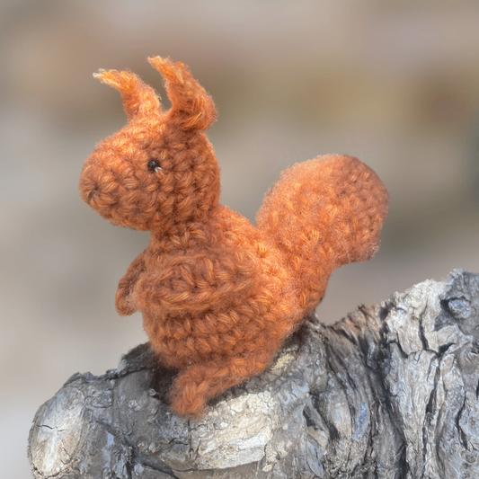 Eichhörnchen Fjell | Detaillierte Miniatur-Häkelanleitung (DE/EN)