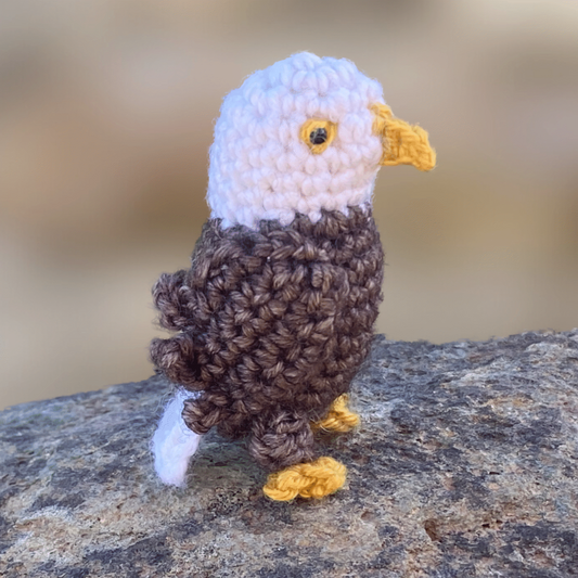 Weißkopfseeadler Liam sitzend | Detaillierte Miniatur-Häkelanleitung (DE/EN)