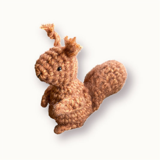 Eichhörnchen Fjell | Detaillierte Miniatur-Häkelanleitung (DE/EN)